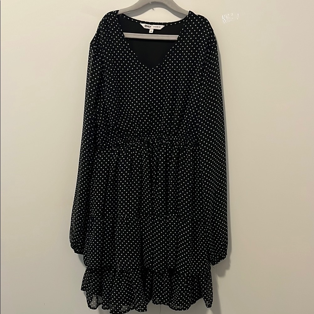 Only Black and White V-Neck Bishop Sleeve Sundress.
New/Never Worn